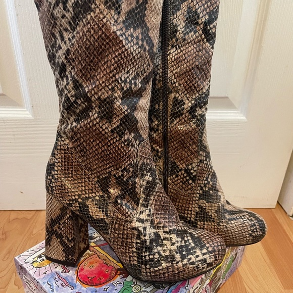 Shelly’s London Patent Leather Snake print over the knee boots 30” with 4” heel - Picture 7 of 13